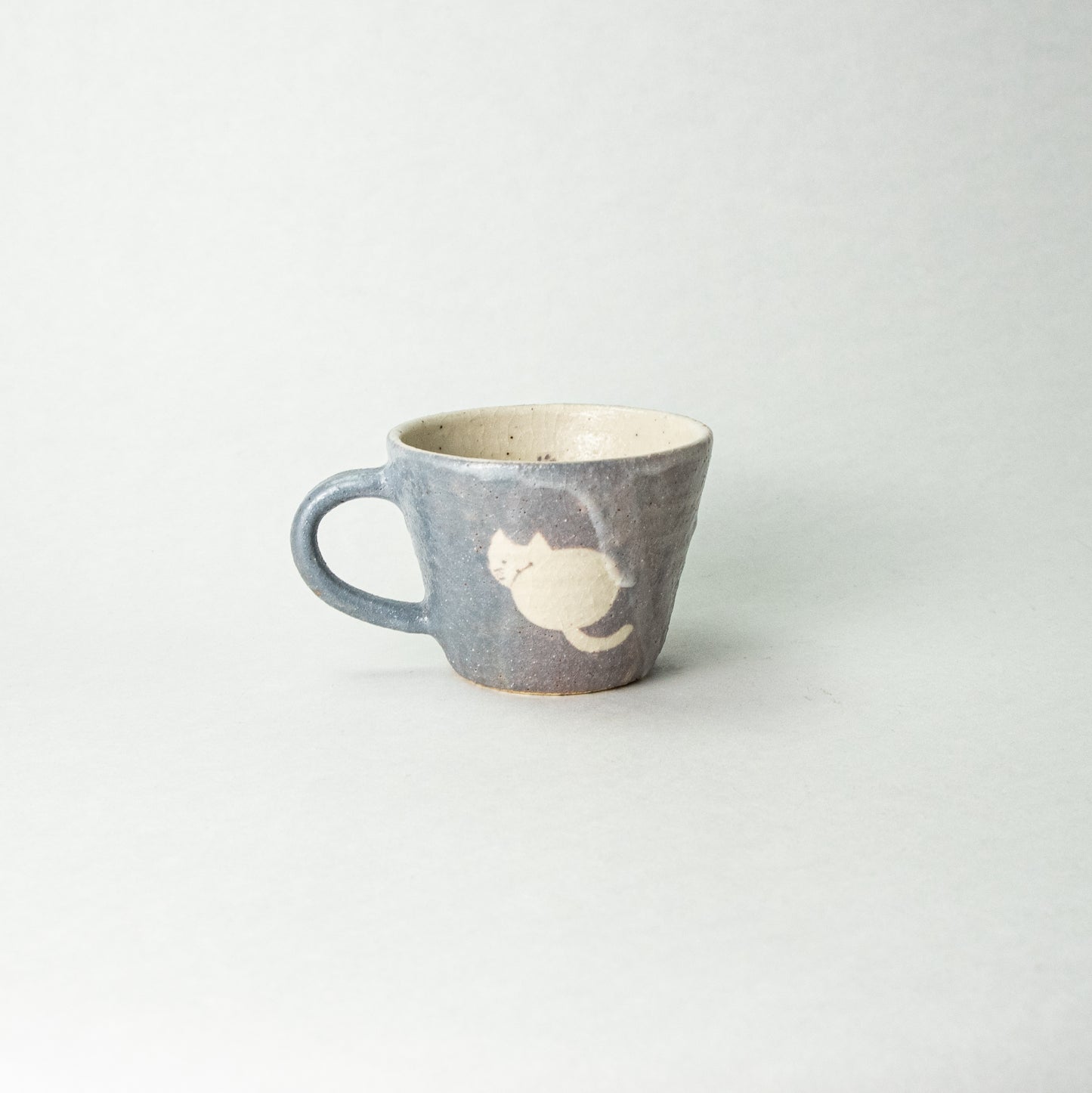 Momogama Momoko Tabe Cat Mug Blue Gray x Medium White (Maru to Tobi)