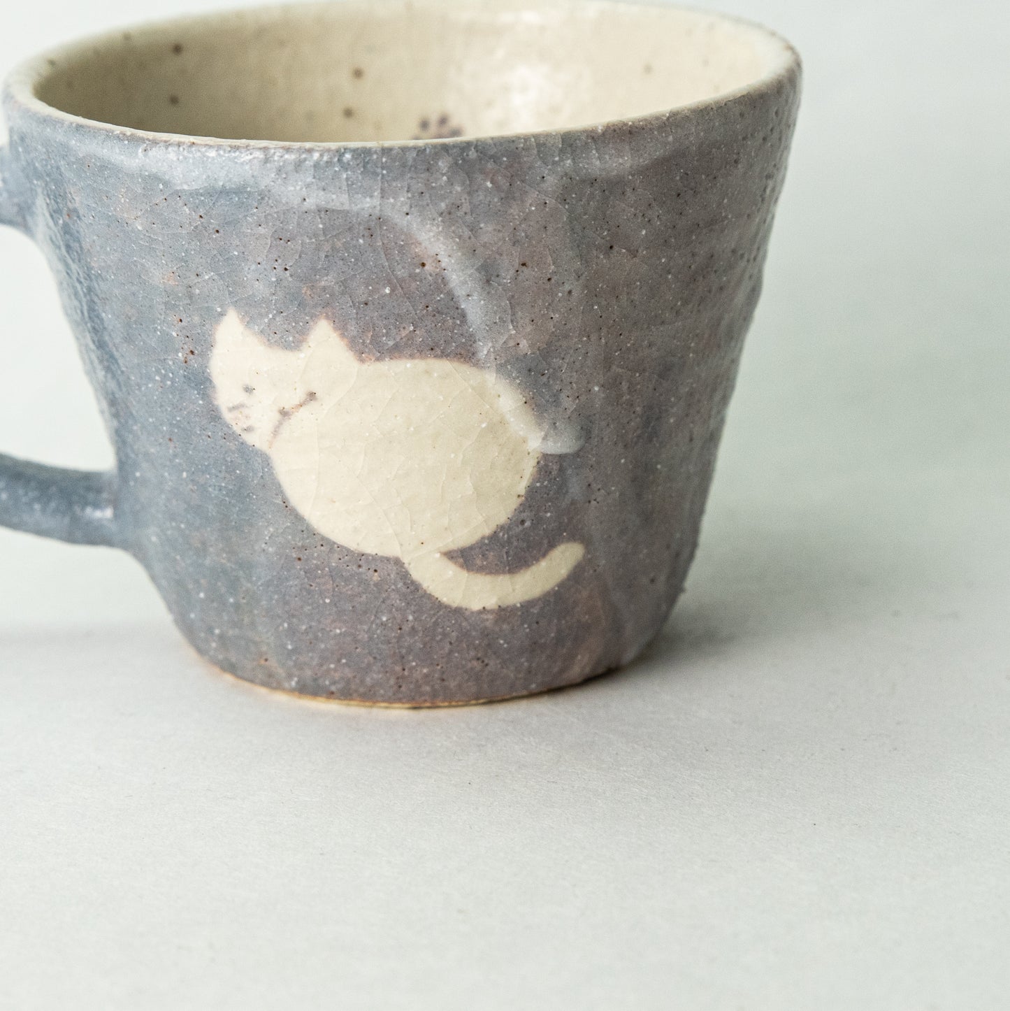 Momogama Momoko Tabe Cat Mug Blue Gray x Medium White (Maru to Tobi)