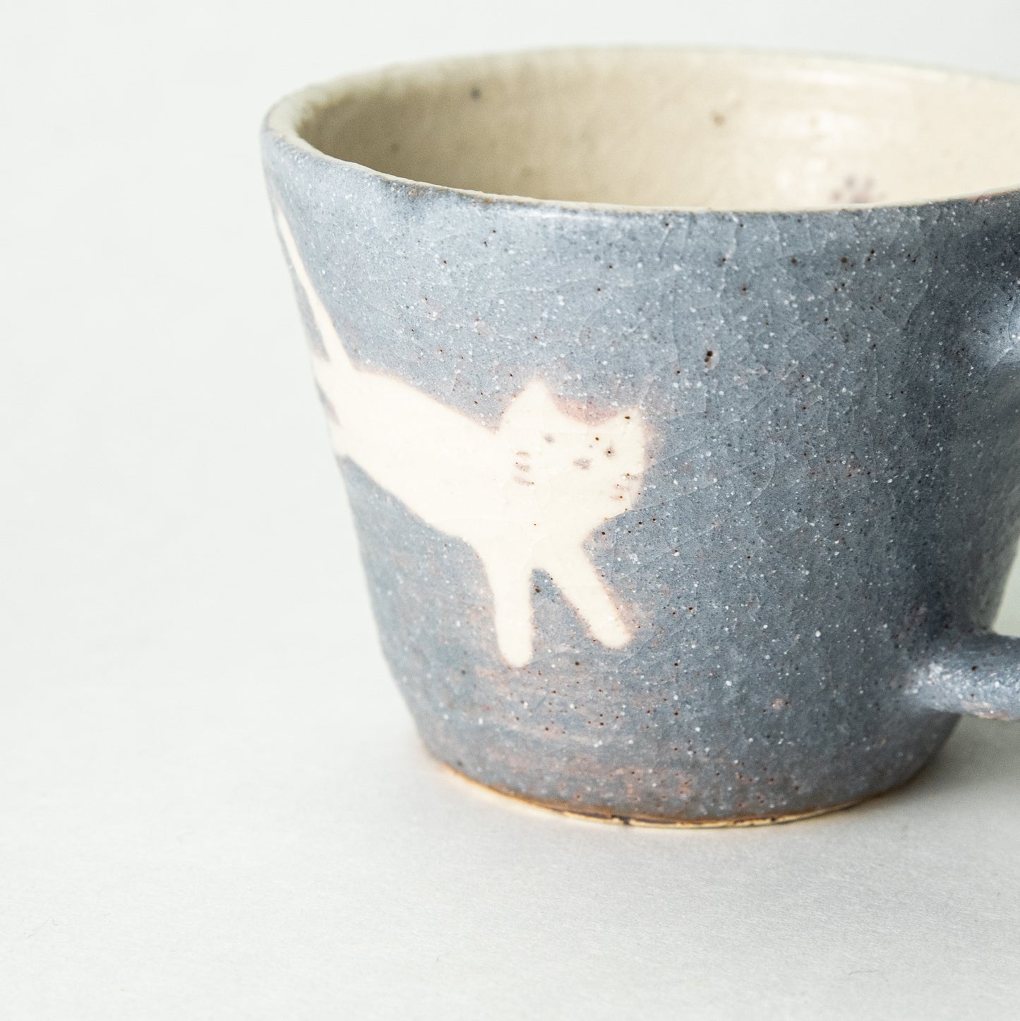 Momogama Momoko Tabe Cat Mug Blue Gray x Medium White (Maru to Tobi)