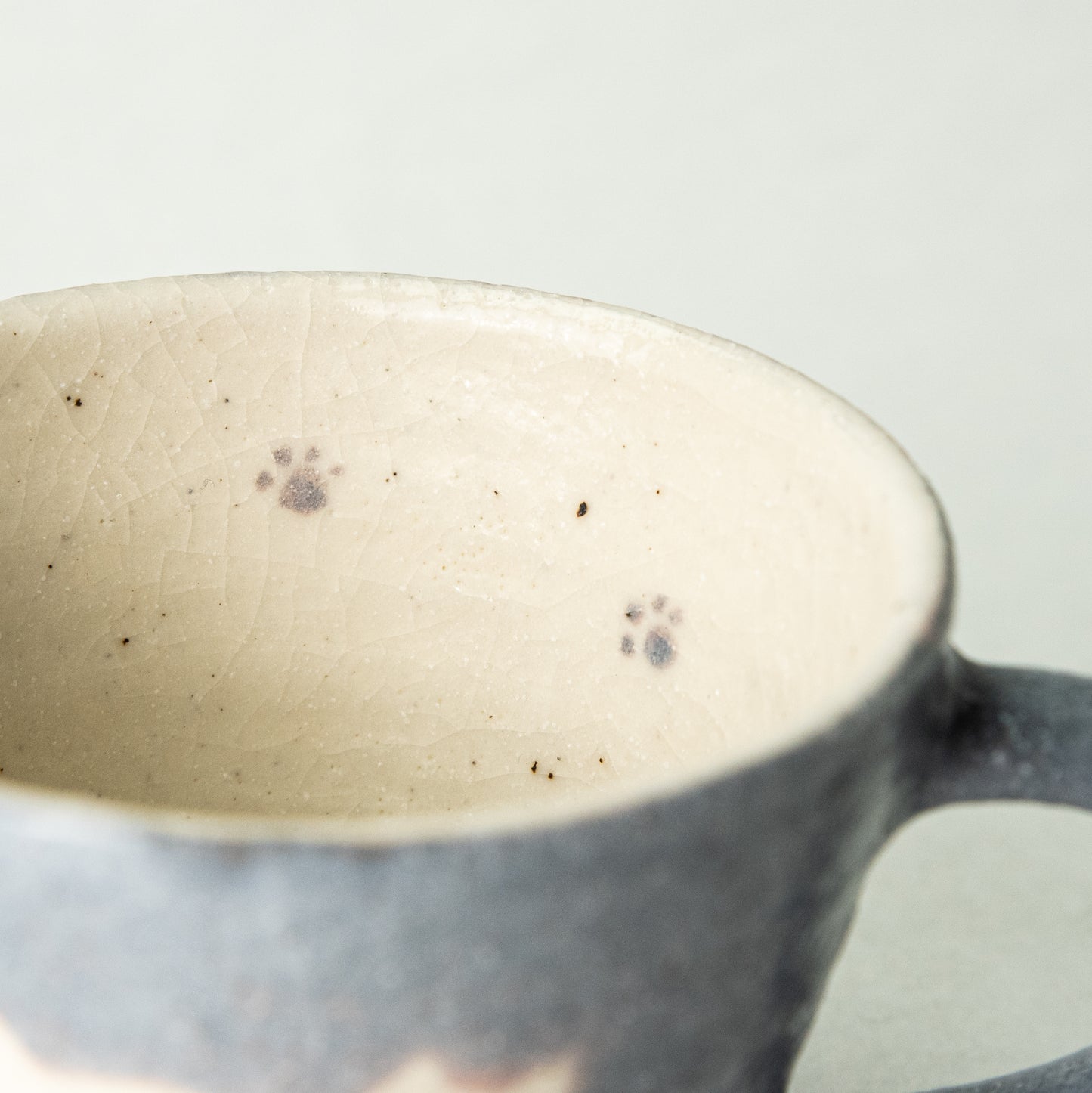 Momogama Momoko Tabe Cat Mug Blue Gray x Medium White (Maru to Tobi)