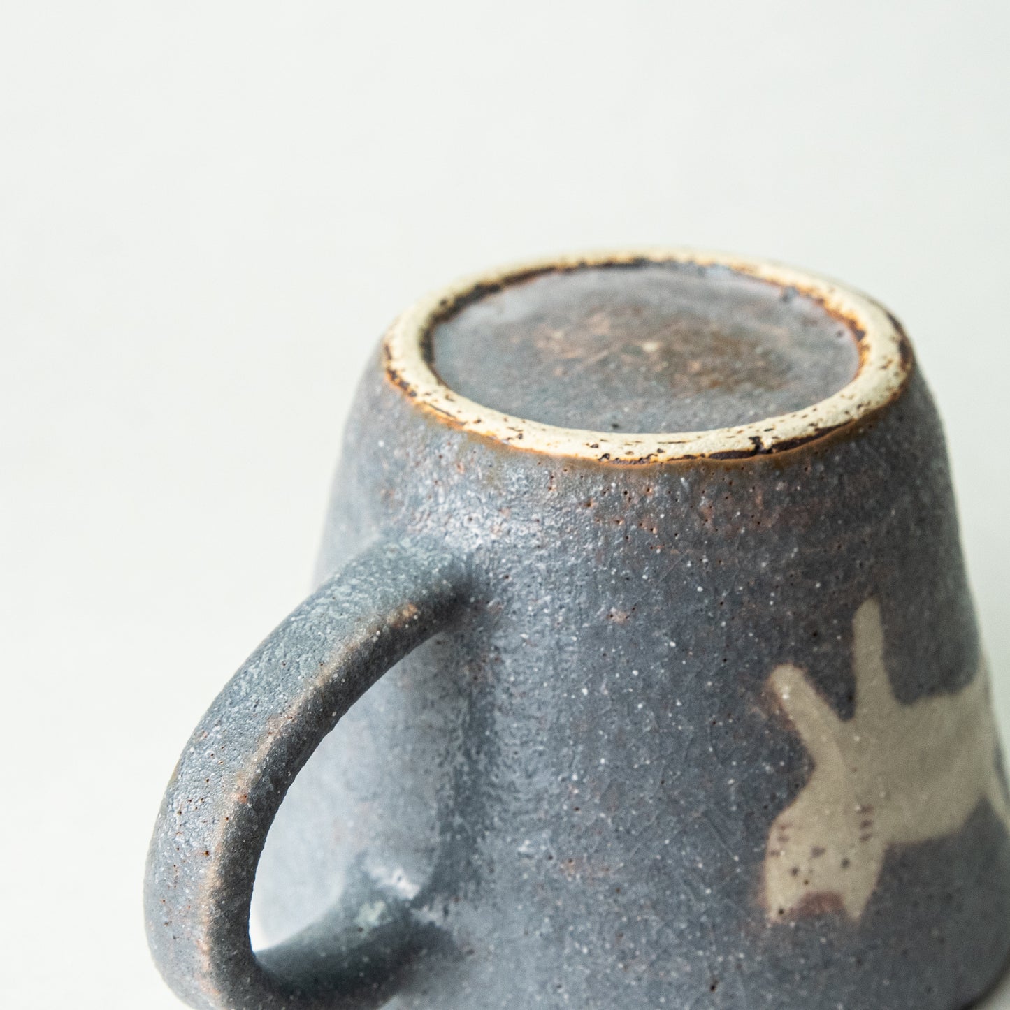 Momogama Momoko Tabe Cat Mug Blue Gray x Medium White (Maru to Tobi)