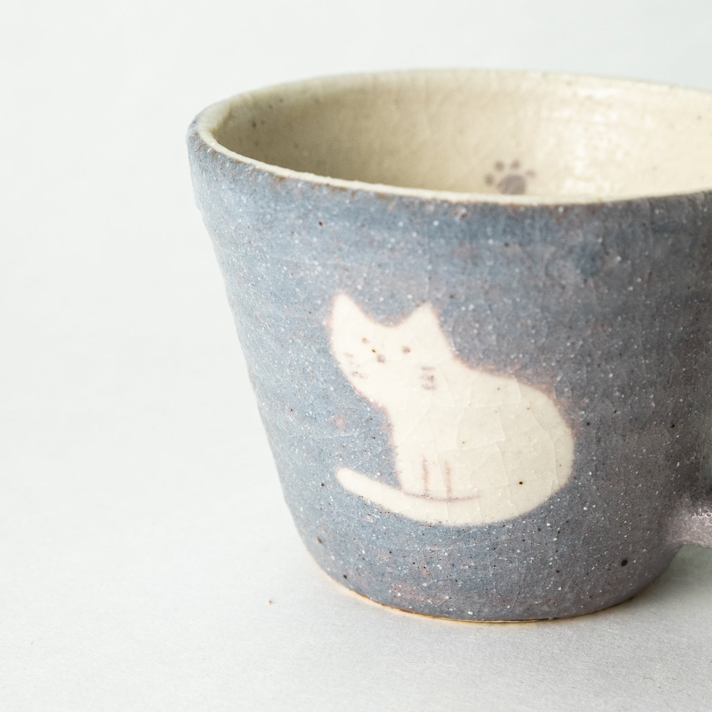 桃窯 田部桃子 ねこ マグカップ ブルーグレーx中シロ(おすわりととび)