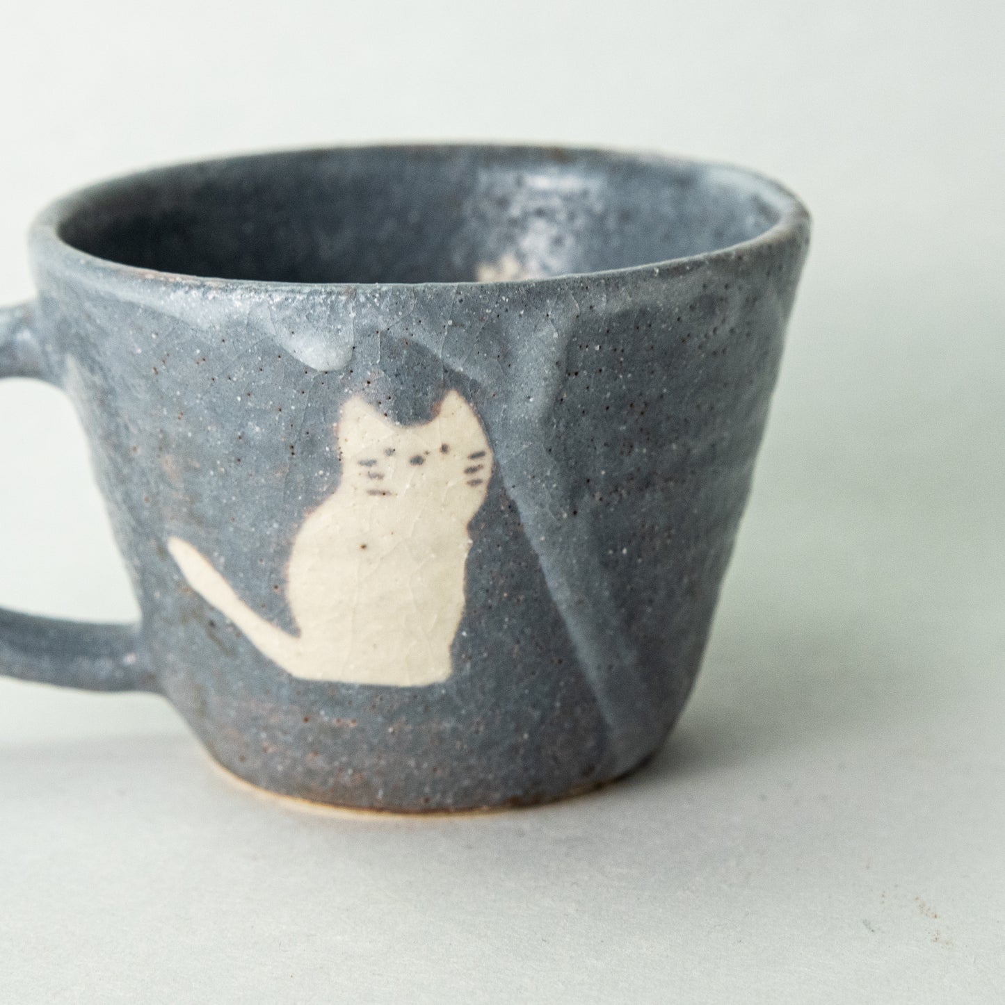桃窯 田部桃子 ねこ マグカップ ブルーグレー(おすわりととび)