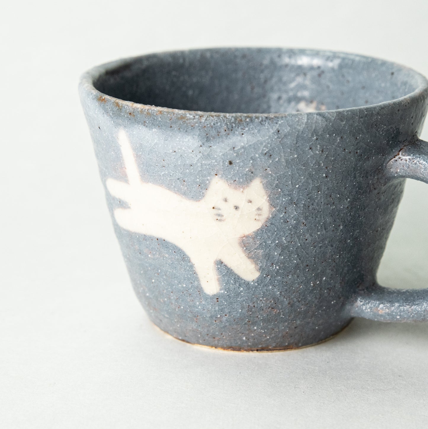 桃窯 田部桃子 ねこ マグカップ ブルーグレー(おすわりととび)
