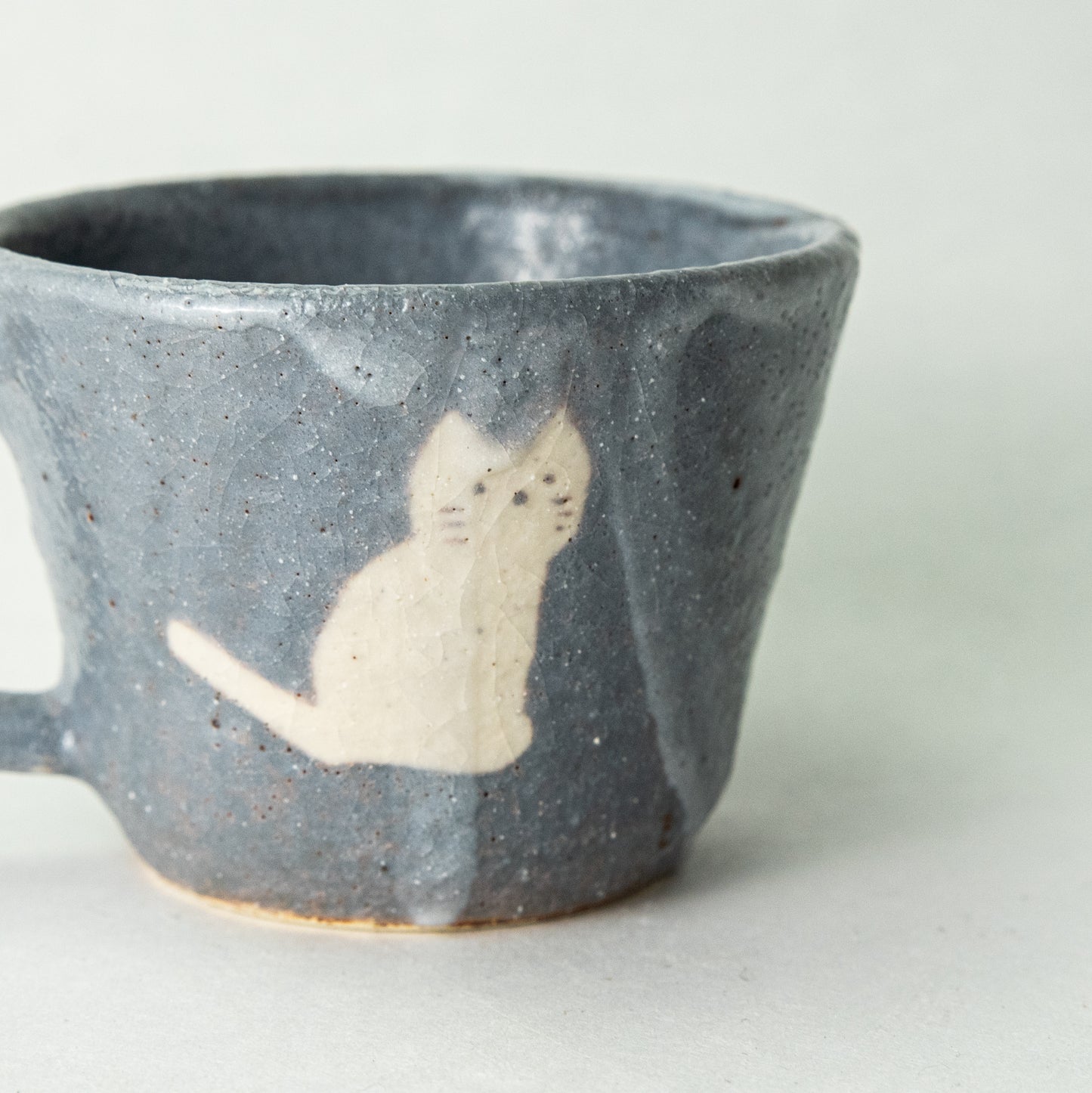 桃窯 田部桃子 ねこ マグカップ ブルーグレー(まるとおすわり)