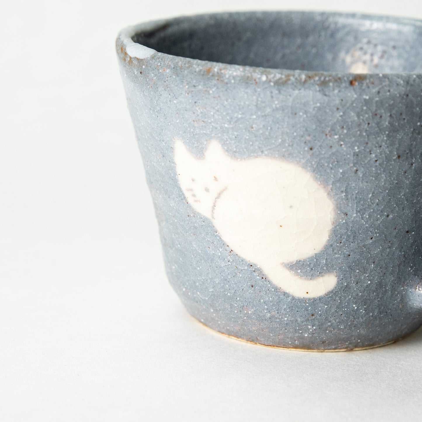 桃窯 田部桃子 ねこ マグカップ ブルーグレー(まるとおすわり)