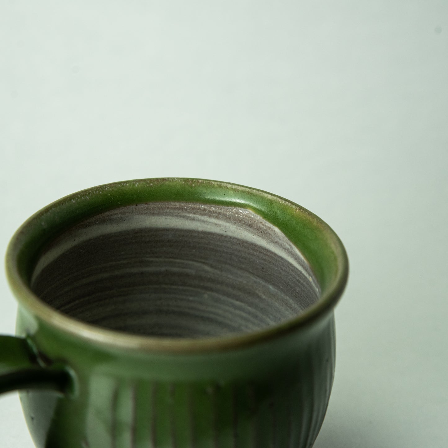 作家 コイケヨシコ しのぎ縞マグカップ グリーン
