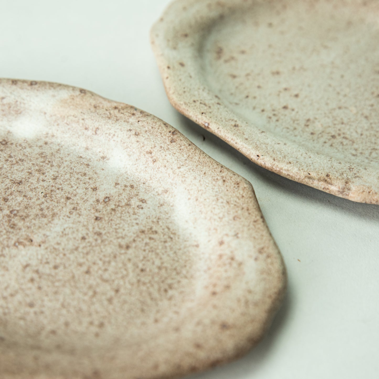 Artist Yoshiko Koike Oval Plate Classic (Small) White Pink