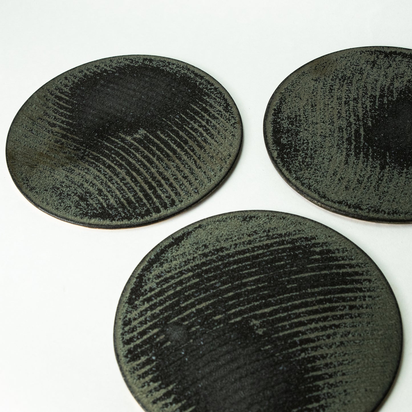 Artist Yoshihiro Wakayama CLAYPAPER (R-5) Round Plate with Dry Landscape Pattern, Black