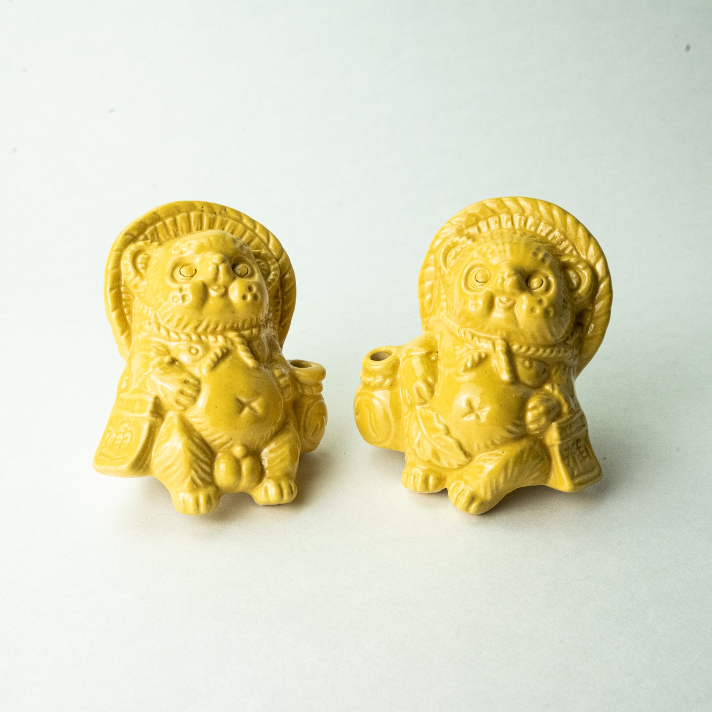 Shigaraki ware Yamasho pottery Tanutanu Miniature Tanuki sitting on a chair Yellow (female)
