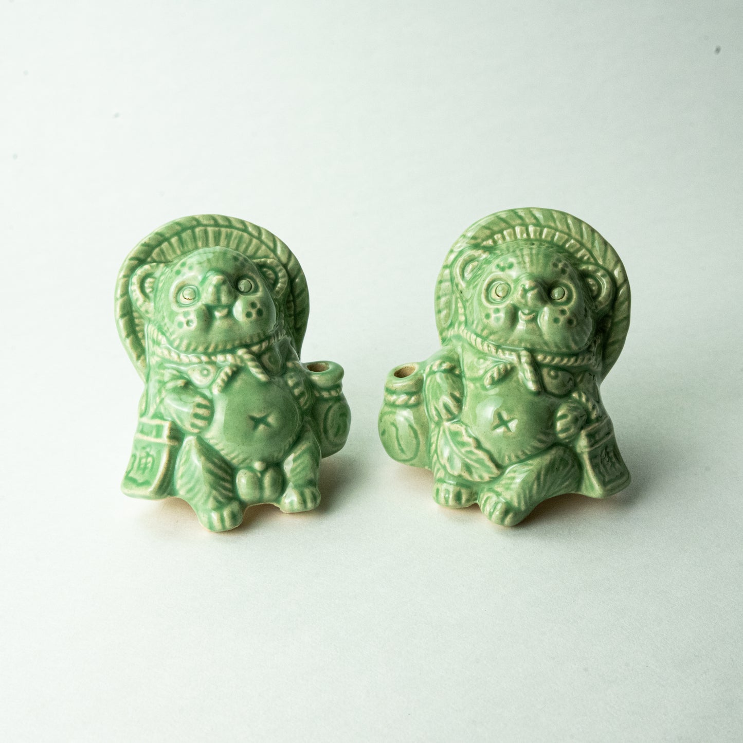 Shigaraki ware Yamasho pottery Tanutanu Miniature Tanuki sitting on a chair Green (male)