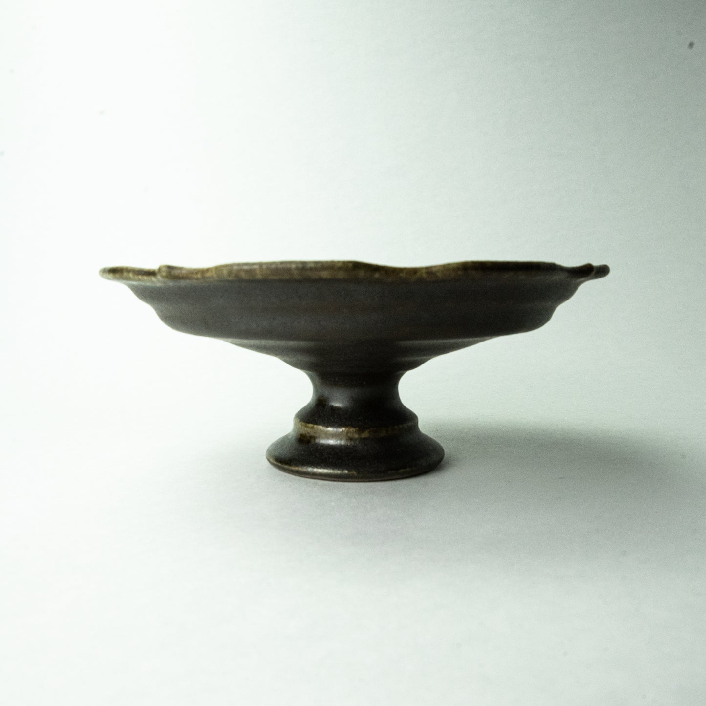 Shigaraki ware, Furutani Seitosho, rust glaze, carved compote dish, large (18cm)