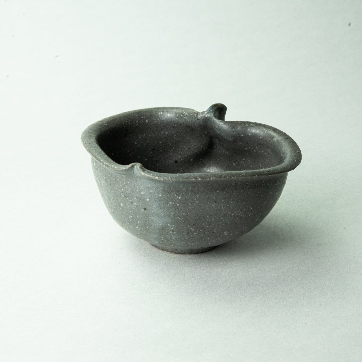 Shigaraki ware, Furutani Pottery, grey glaze, apple bowl (small)