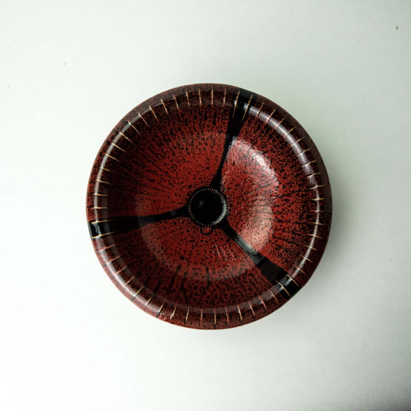 Mino ware, red yuzu tenmoku, grass carving, 5.8 inch serving bowl