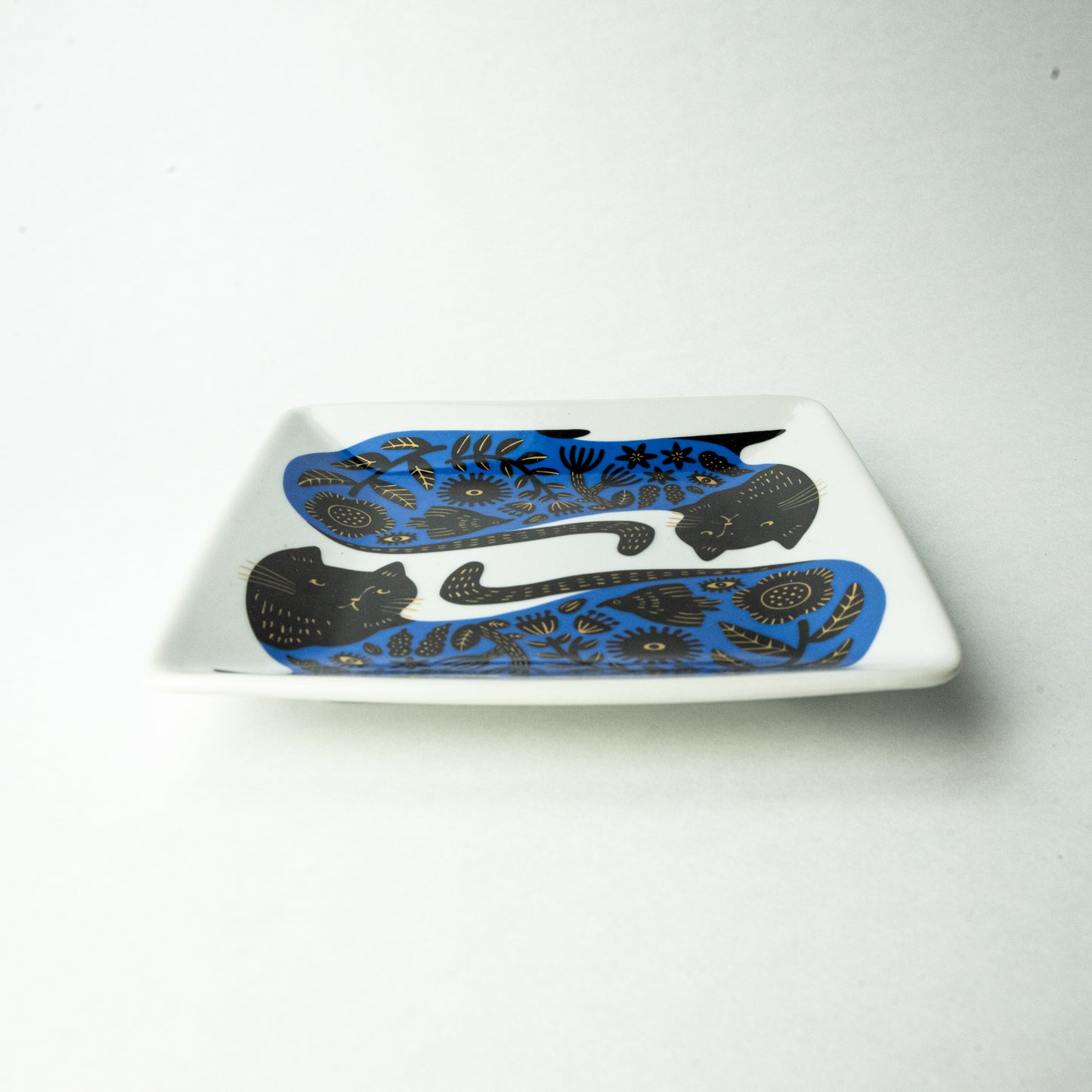 Mino ware Gozan kiln Orie ~Black cat and flower pattern~ "Plate M"