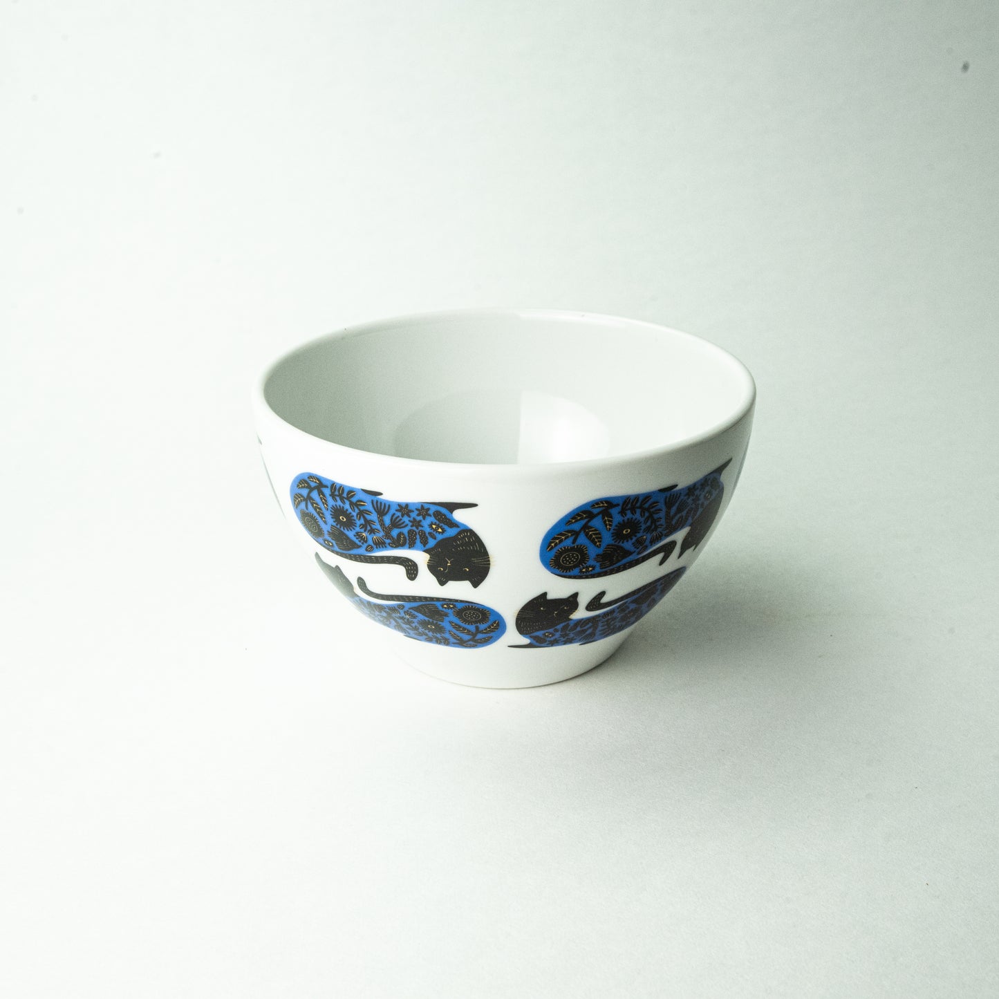 Mino ware Gozan kiln Orie ~Black cat and flower pattern~ "Cafe bowl"