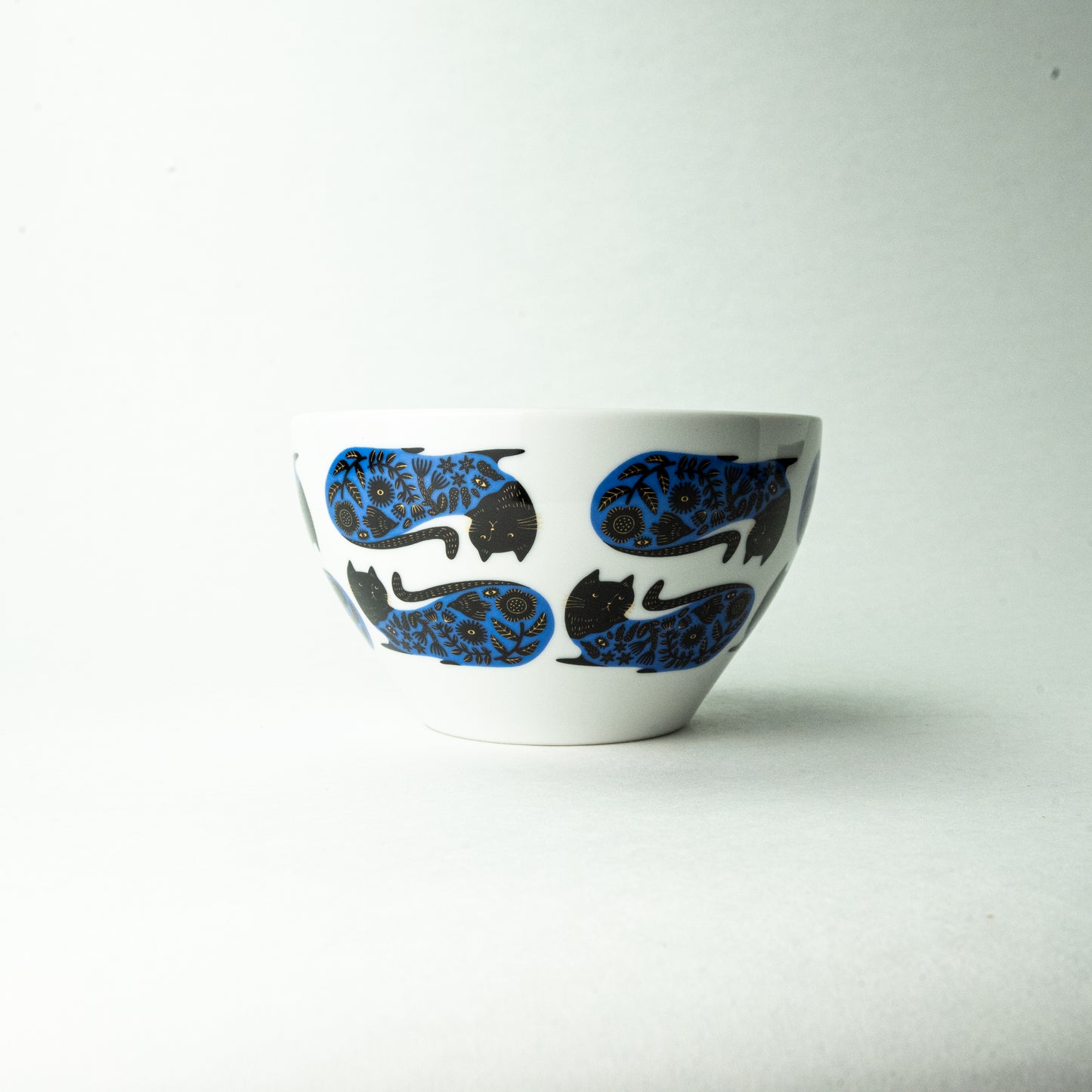 Mino ware Gozan kiln Orie ~Black cat and flower pattern~ "Cafe bowl"