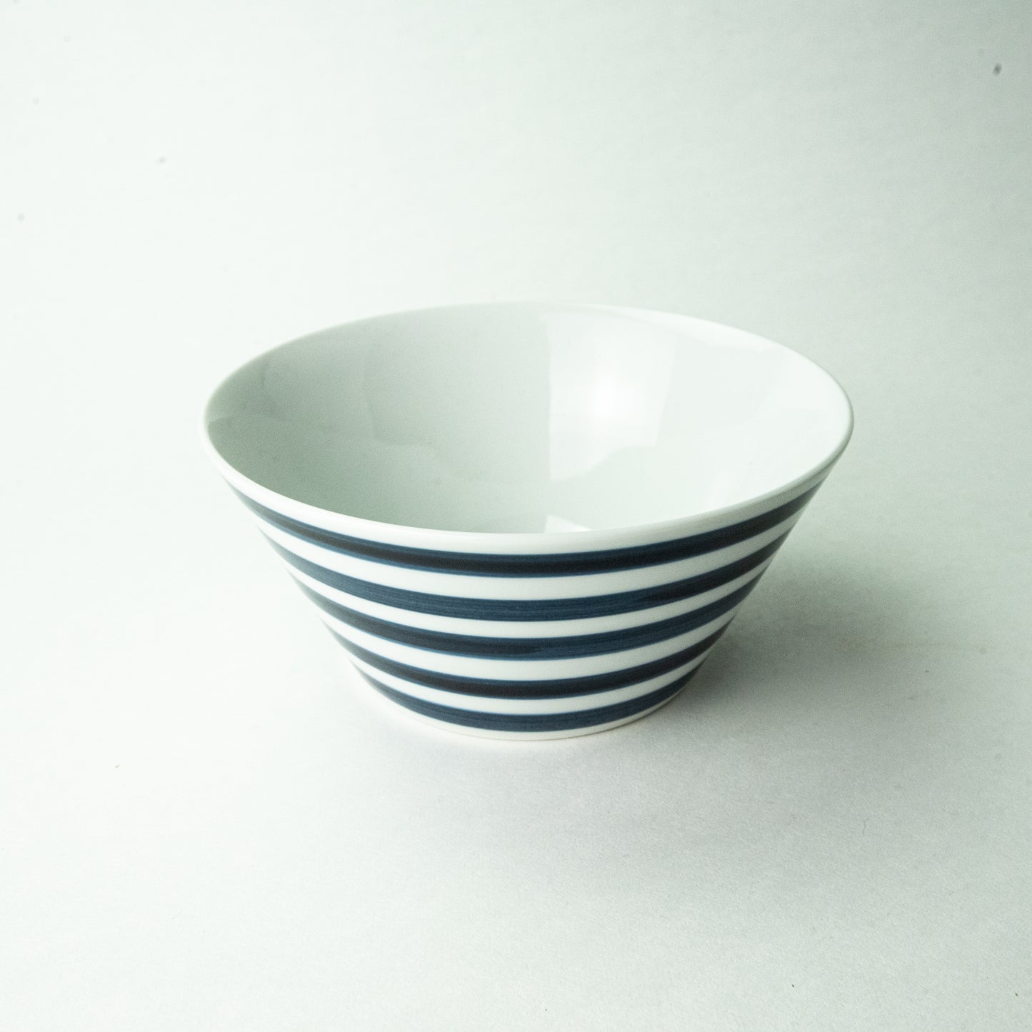 Hasami ware essence of life "es bowl" border blue