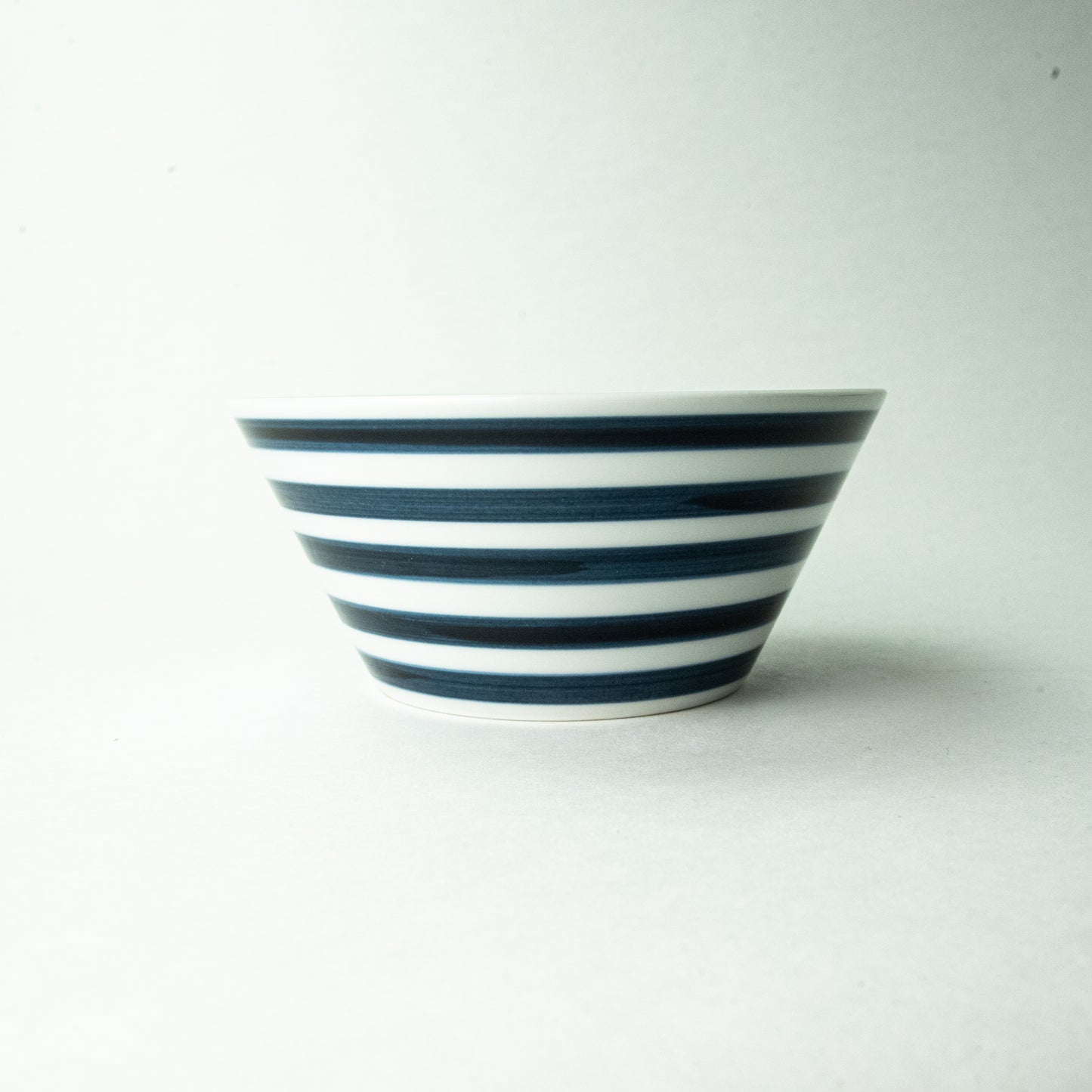Hasami ware essence of life "es bowl" border blue