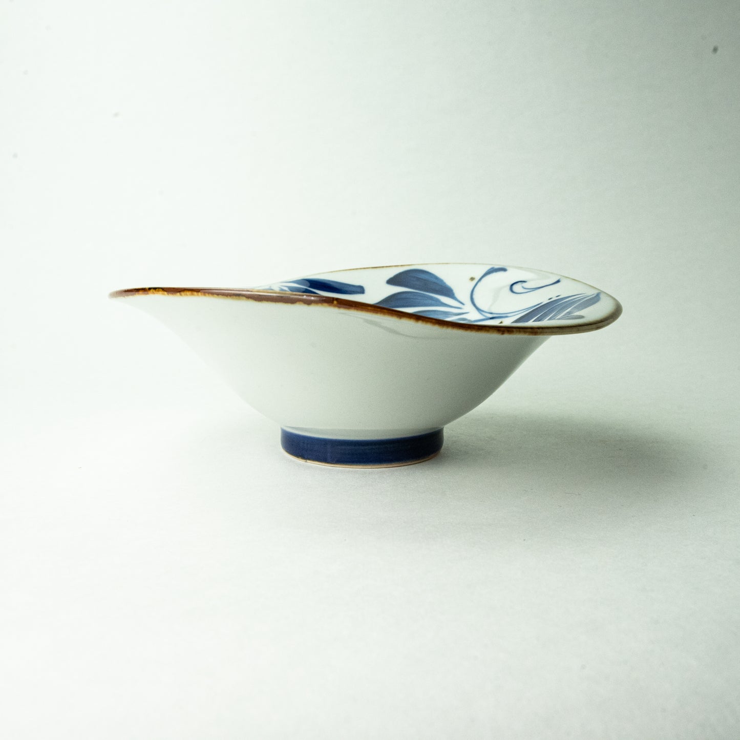 Hasami ware KARAKUSA Naburi medium bowl
