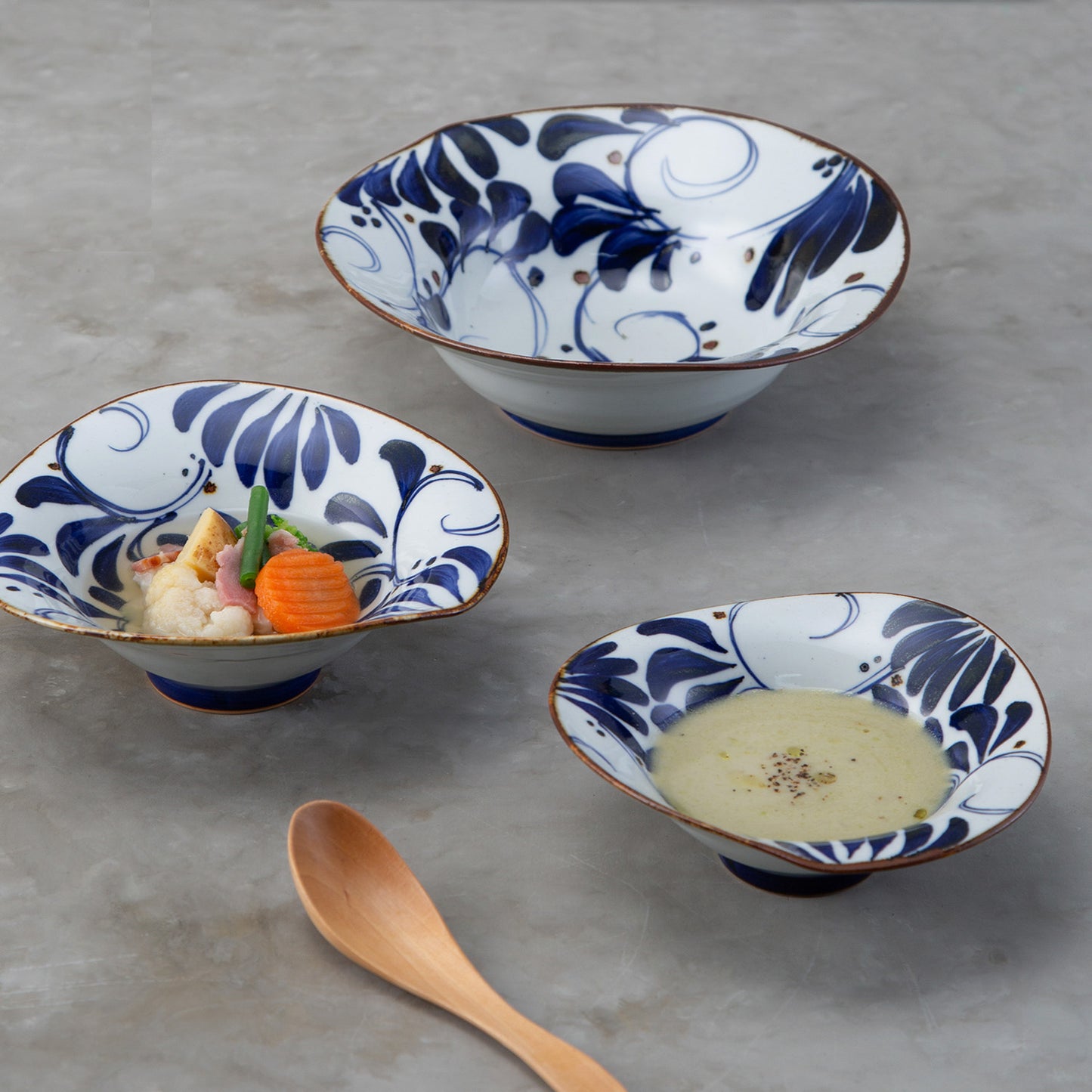 Hasami ware KARAKUSA Naburi medium bowl